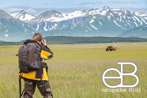 Aquí esta Javi en Alaska con su pequeña y ligera mochila/grano en la espalda que siempre le acompaña